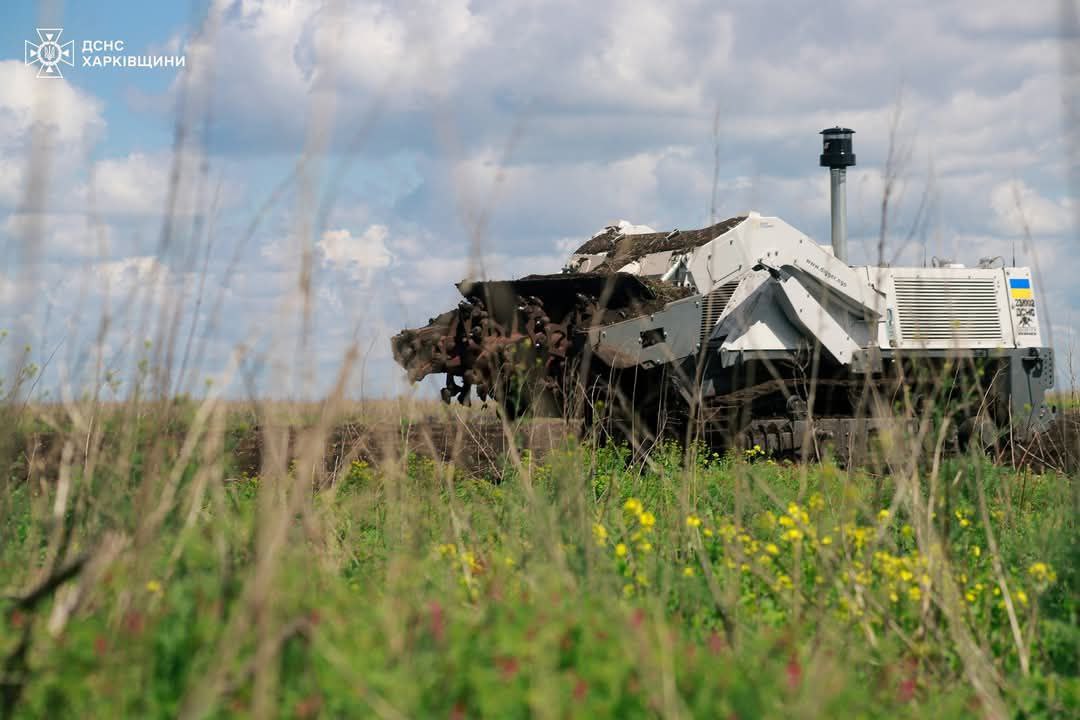 На Харківщині піротехніки продовжують очищати землю від небезпечних предметів